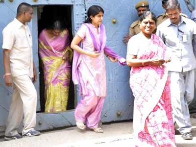 Vijayamma, Bharati meets Jagan at Chanchalguda Jail