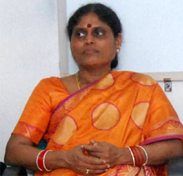 Vijayamma demands compensation for flood victims