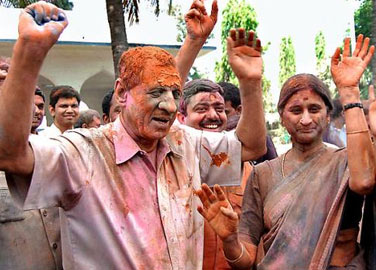 Governor participates in Holi celebrations