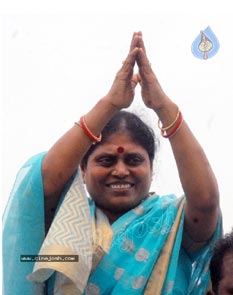 Vijayamma launches tour from Chevella