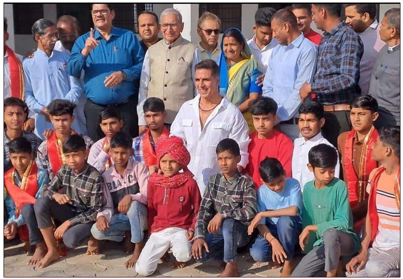 Akshay Kumar Promises Financial Aid In Udaipur