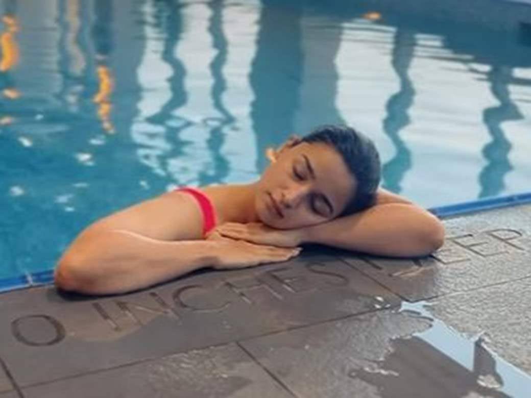 Alia Bhatt enjoys in the swimming pool