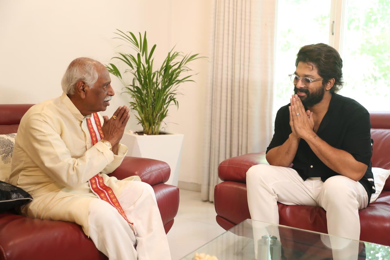 Allu Arjun meets Bandaru Dattatreya