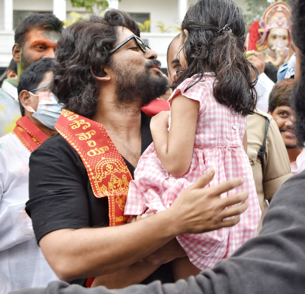 Allu Arjun performs Ganesh Visarjan