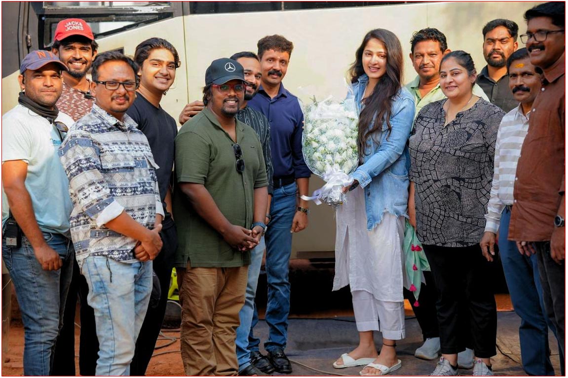 Anushka made a public appearance while joining the shoot of Kathanar