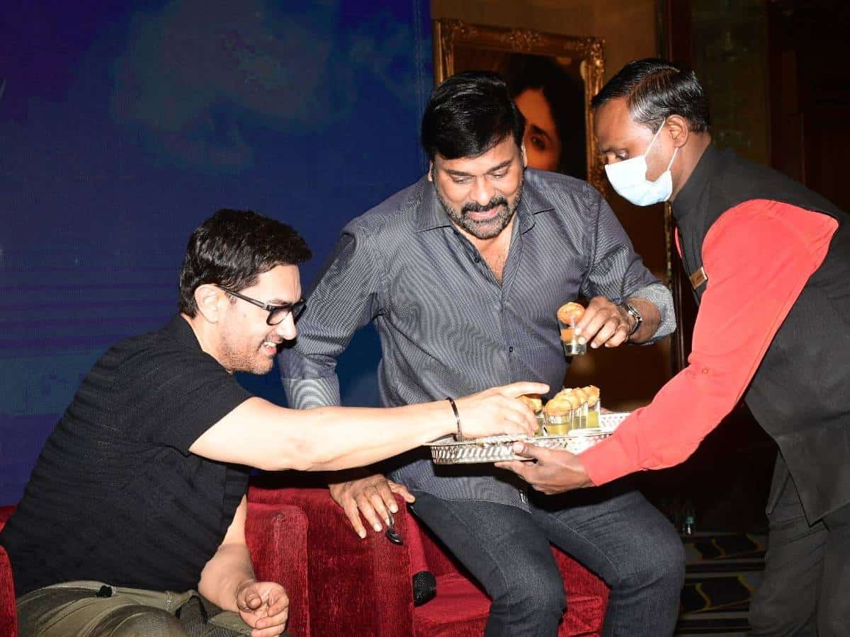 Chiru-Amir relishes Pani Puri