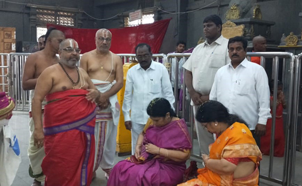 Chiru Wife Surekha Performs Special Pooja For Sye Raa