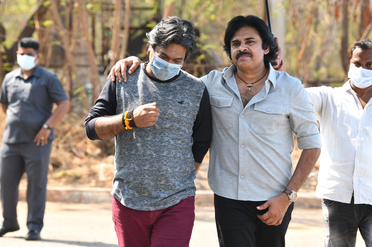 Harish Shankar meets Pawan Kalyan and excites all