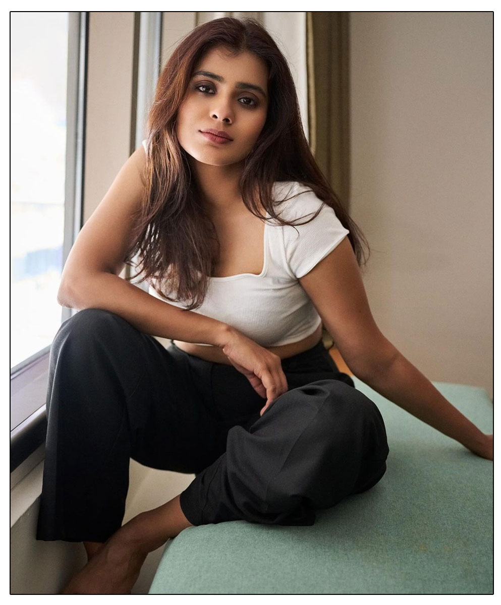 Hebah Patel welcomes October with a captivating portrait showcasing her beauty and elegance