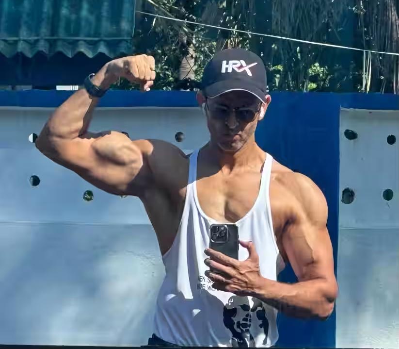 Hrithik Roshan flexes his muscles