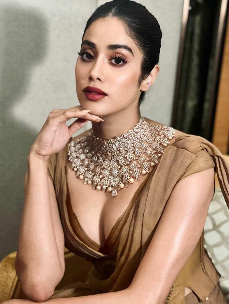 Janhavi Kapoor stuns in a golden outfit 