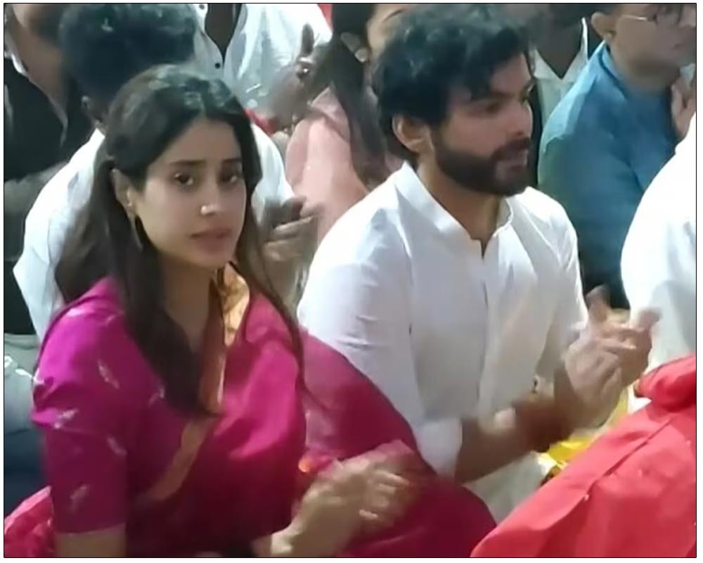 Janhvi visits Mahakaleshwar temple