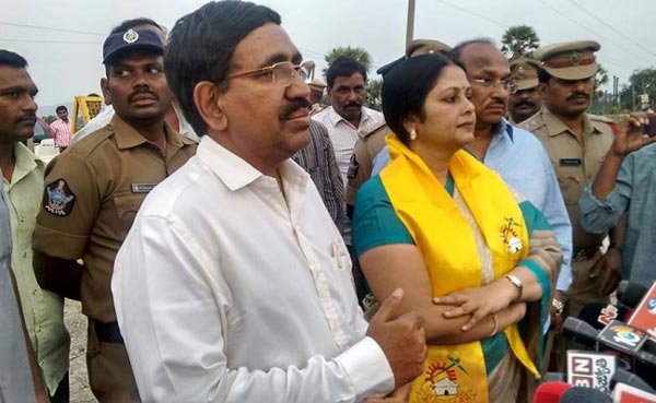 Jaya Sudha meets Naidu, joins TDP