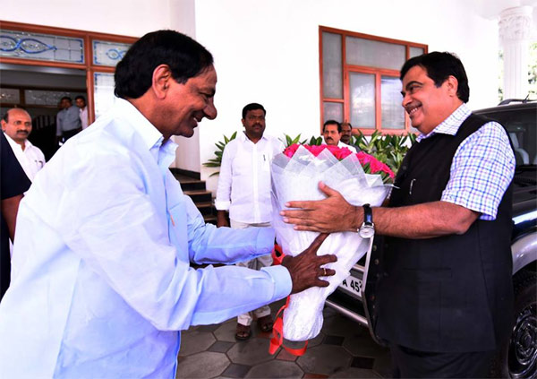 KCR meets Gadkari seeks help in land acquisition