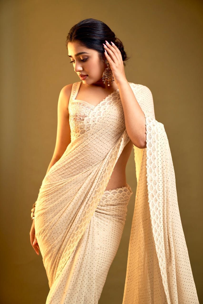 Krithi Shetty's glamor attack in a saree