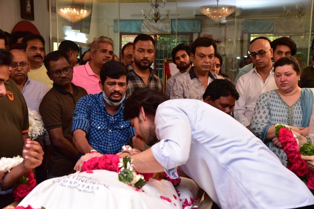 Mahesh Babu Completed Final Rituals Of Superstar Krishna