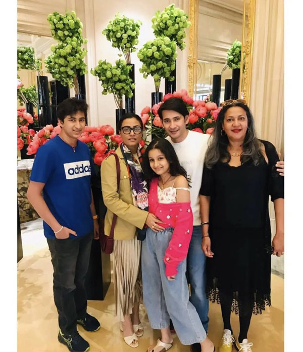  Mahesh Babu flies with family for a vacation