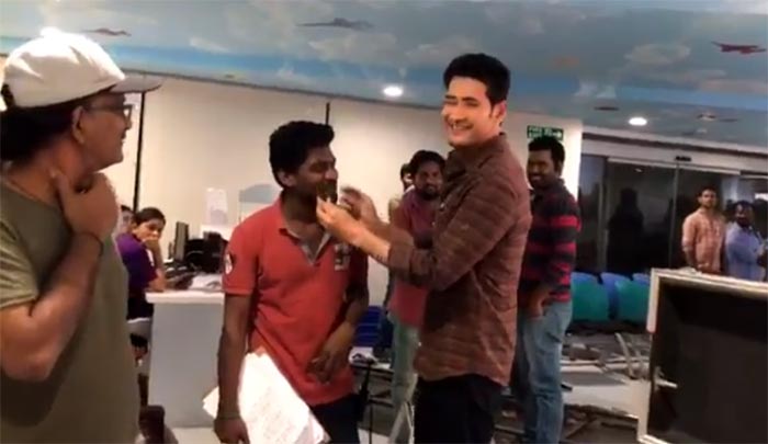 Mahesh Babu With Assistant Director On Spyder Sets