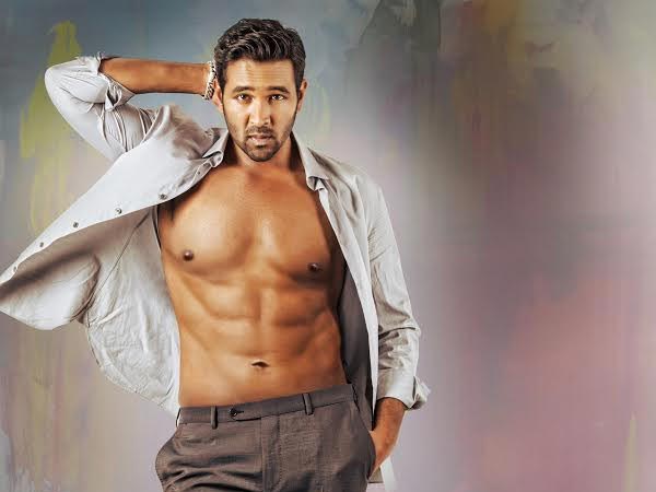 Manchu Vishnu Abs Show in Saradaa First Look