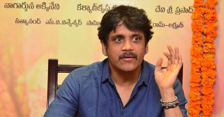 Nagarjuna Gives Rangula Ratnam to Hello Rulers