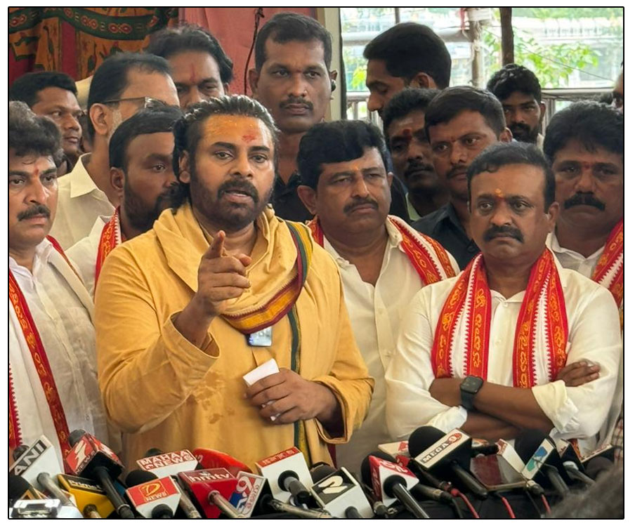  Pawan Kalyan visited the Kanakadurgamma Temple at the Indrakiladri 