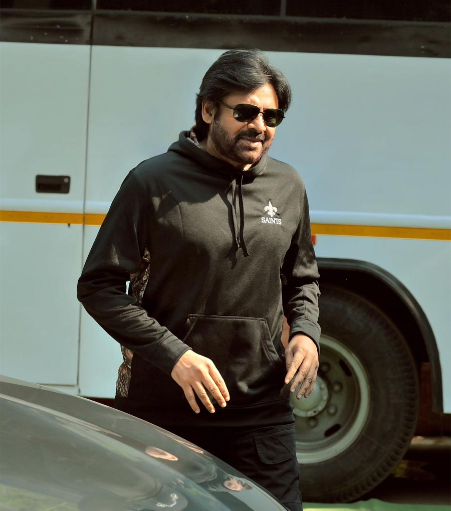 Pawan Heads To Pune From Mumbai | Cinejosh.com