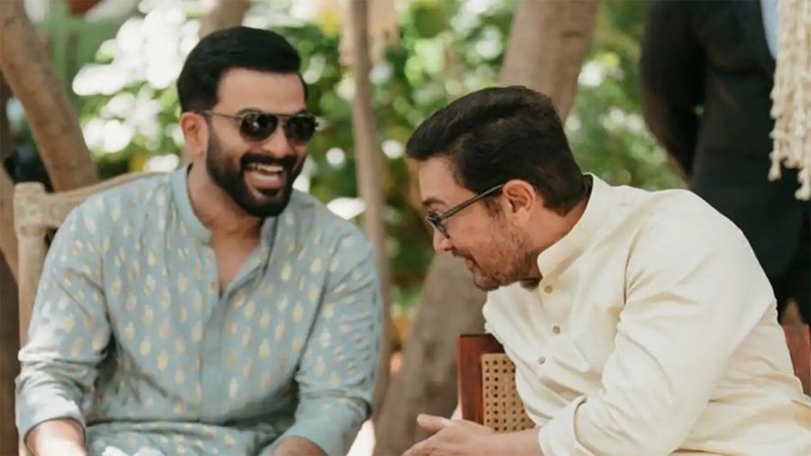 Prithviraj Sukumaran pic with Aamir goes viral