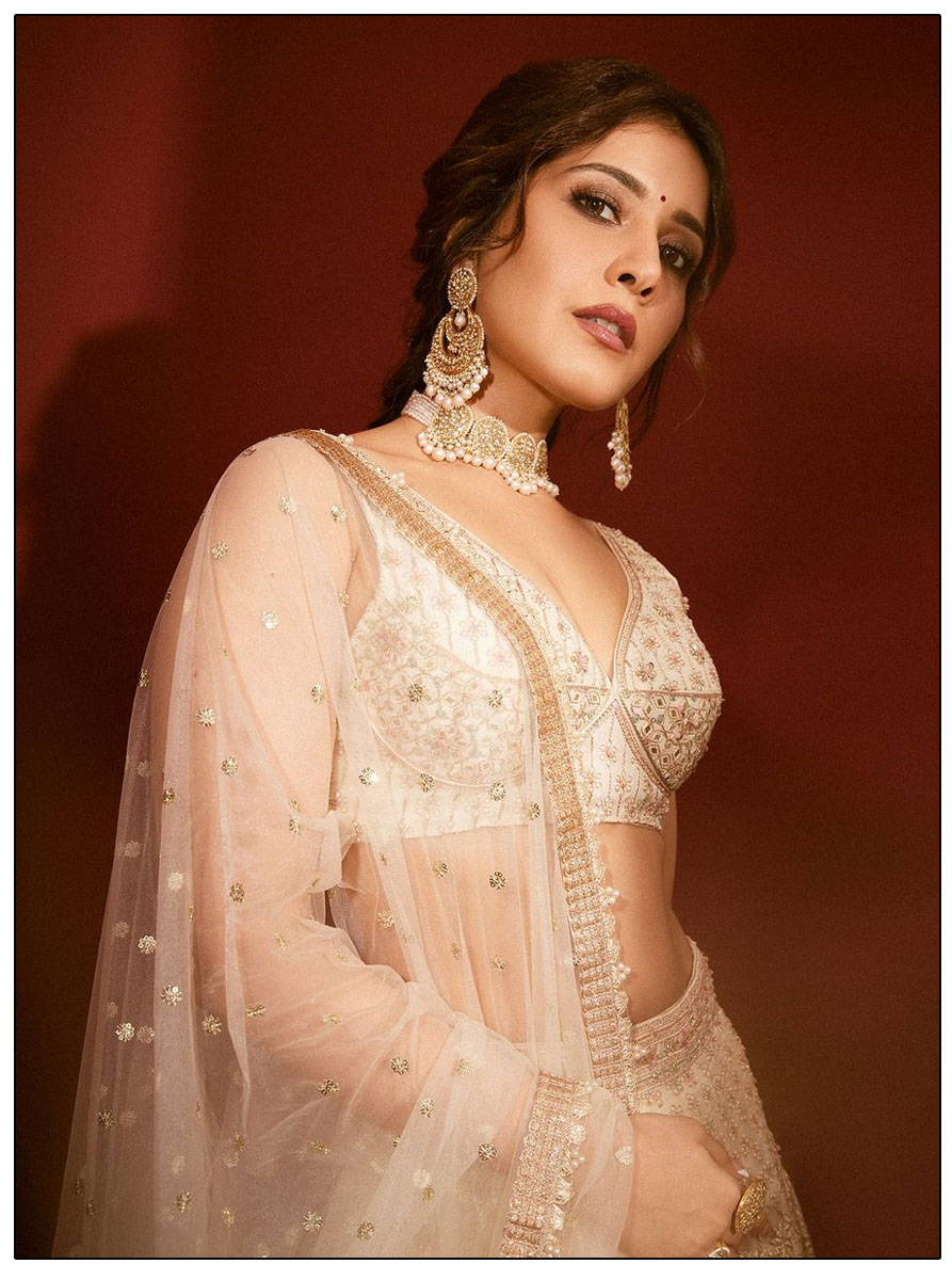  Raashii Khanna is set to make a return to Telugu cinema with Telusu Kada