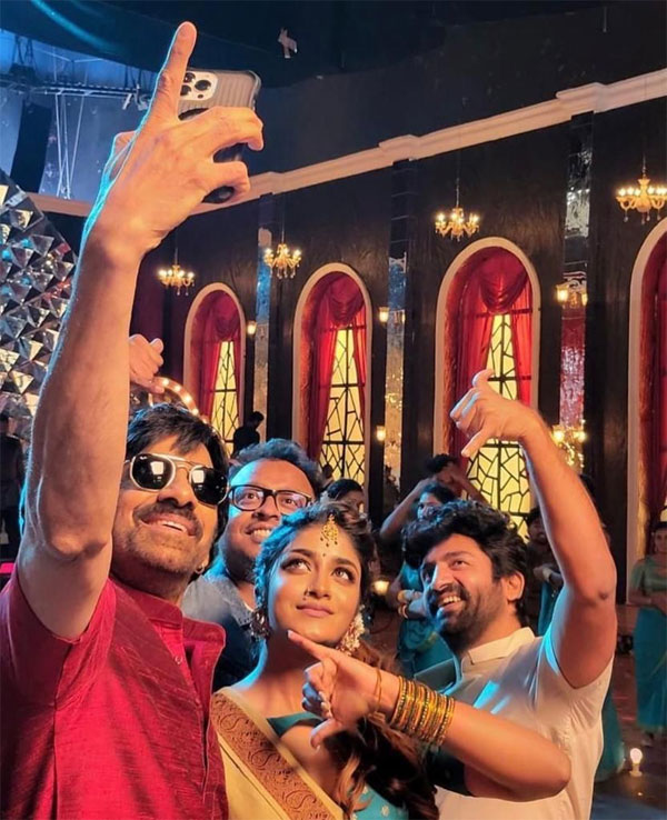 Ravi teja's gives Kick with Khiladi selfie