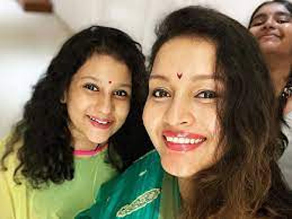 Renu Desai shares Aadya's photobombs