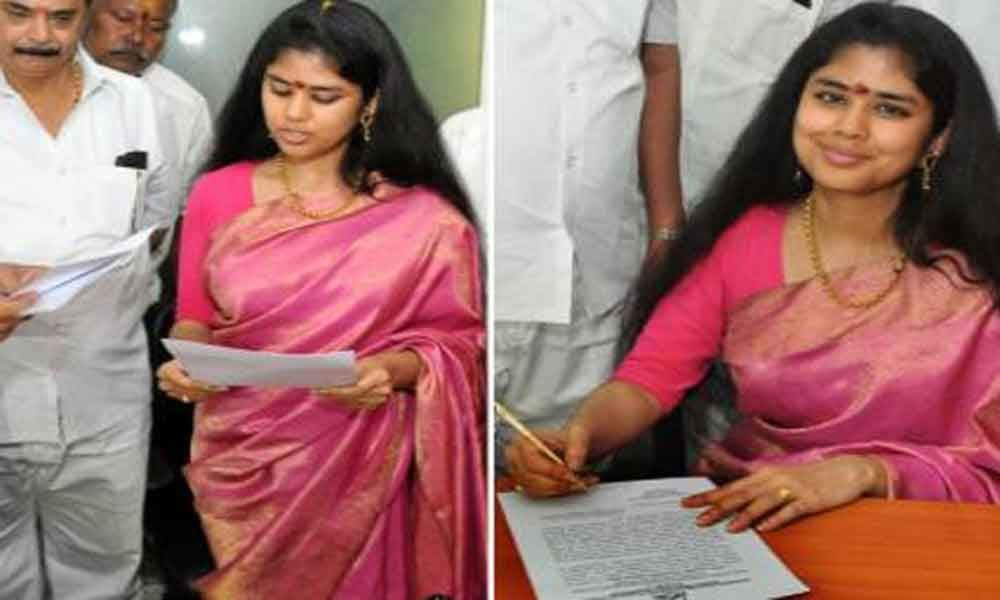 RRR Reveals Sanchaitha's Cheap Story? YCP Shouldn't Support Her!