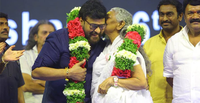 S Janaki Kisses Megastar Chiranjeevi