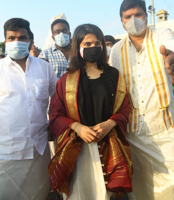 Samantha visits Tirupathi and Srikalahasthi