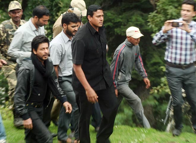 Shah Rukh Khan flies to Kashmir