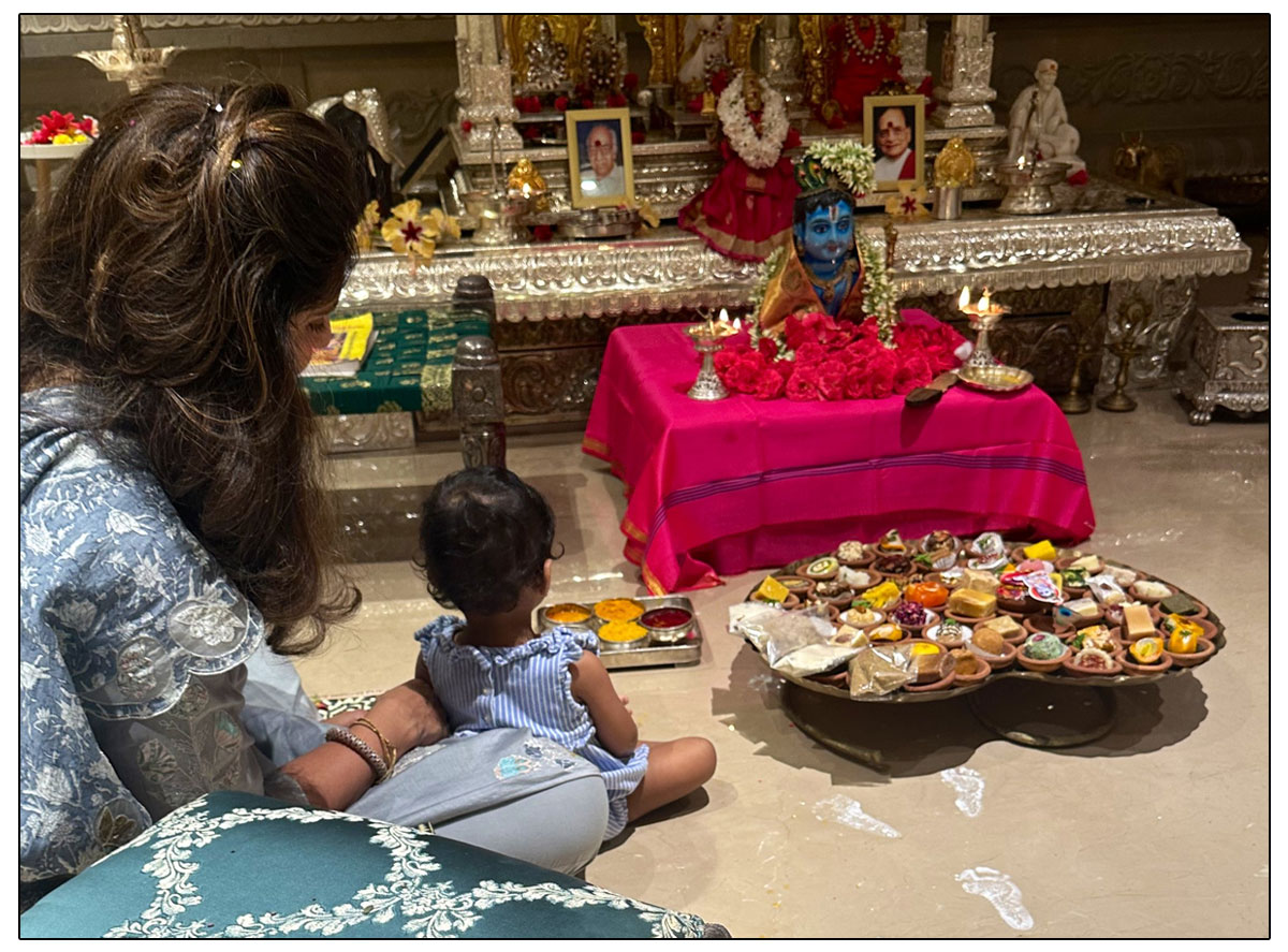  Upasana shared a photo showcasing Klin Kara worshipping Lord Krishna