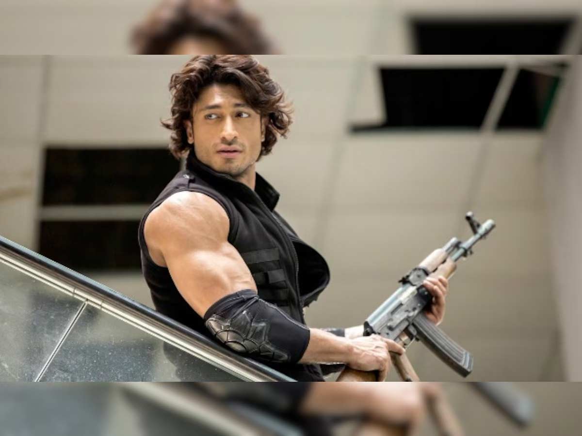 Vidyut Jammwal stuns all from Himalayas