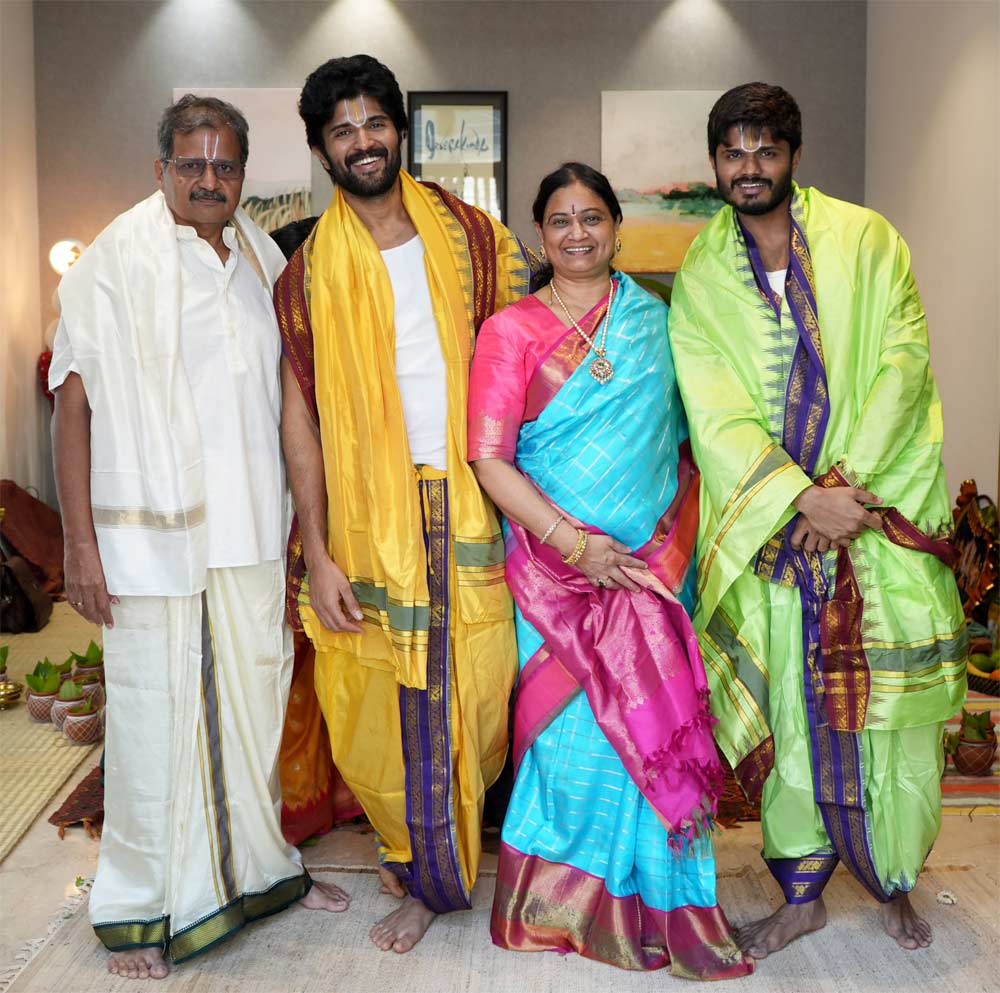 Vijay Devarakonda greets on Sankranti with family