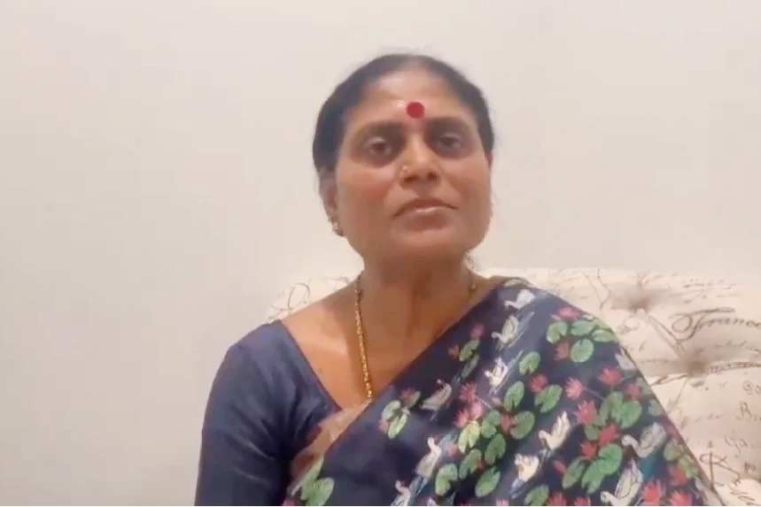 Vijayamma gives a late shock to Jagan