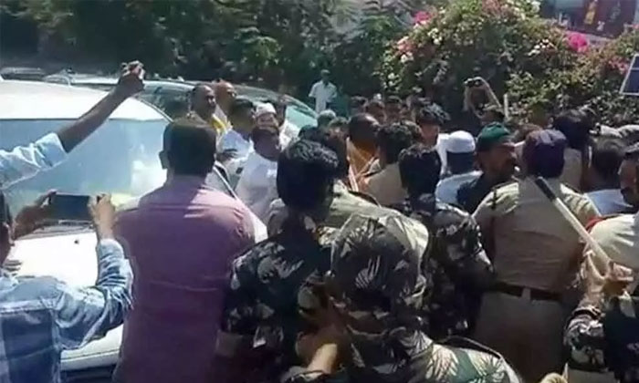 YSRCP Activists Block Balakrishna's Convoy