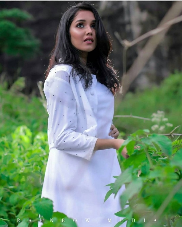 Anikha Surendran - 1 / 4 photos