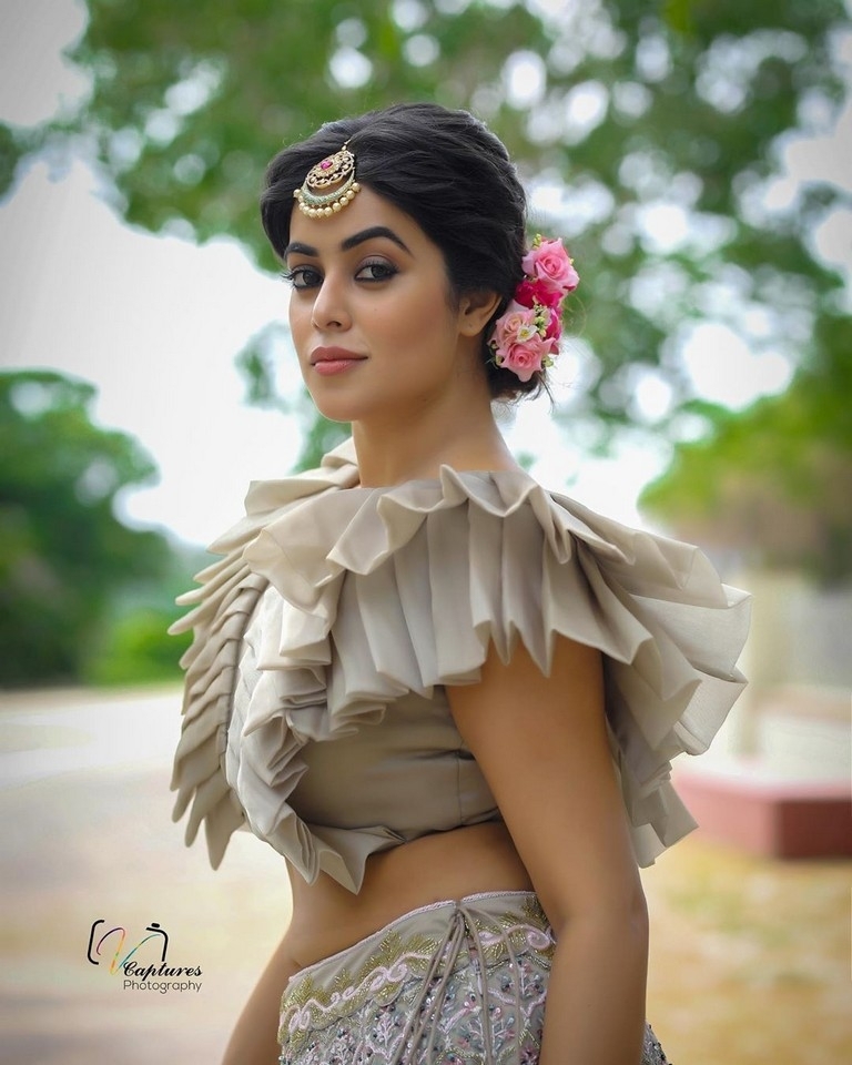 Poorna New Pics - 6 / 13 photos