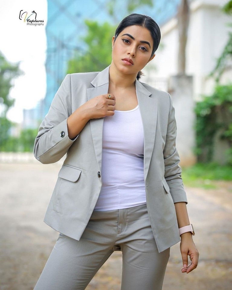 Poorna Stills - 9 / 10 photos