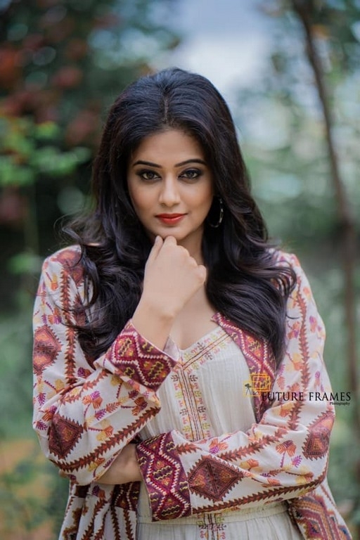 Priya Mani﻿ Stills - 5 / 5 photos