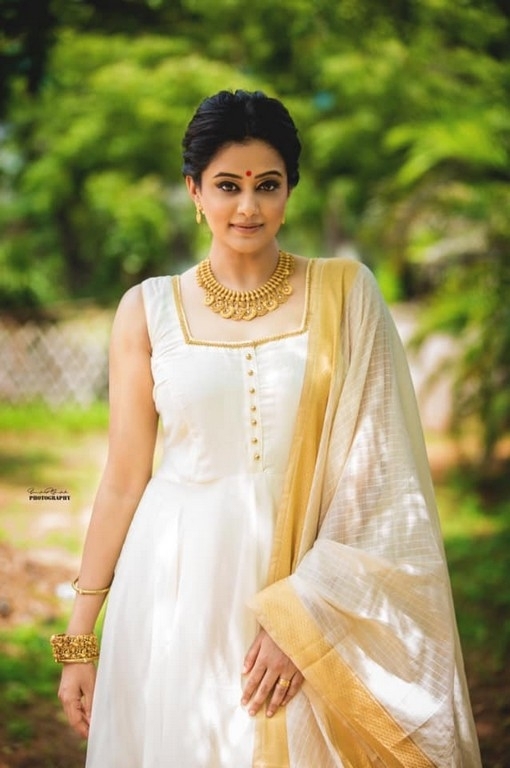 Priya Mani New Gallery - 8 / 8 photos