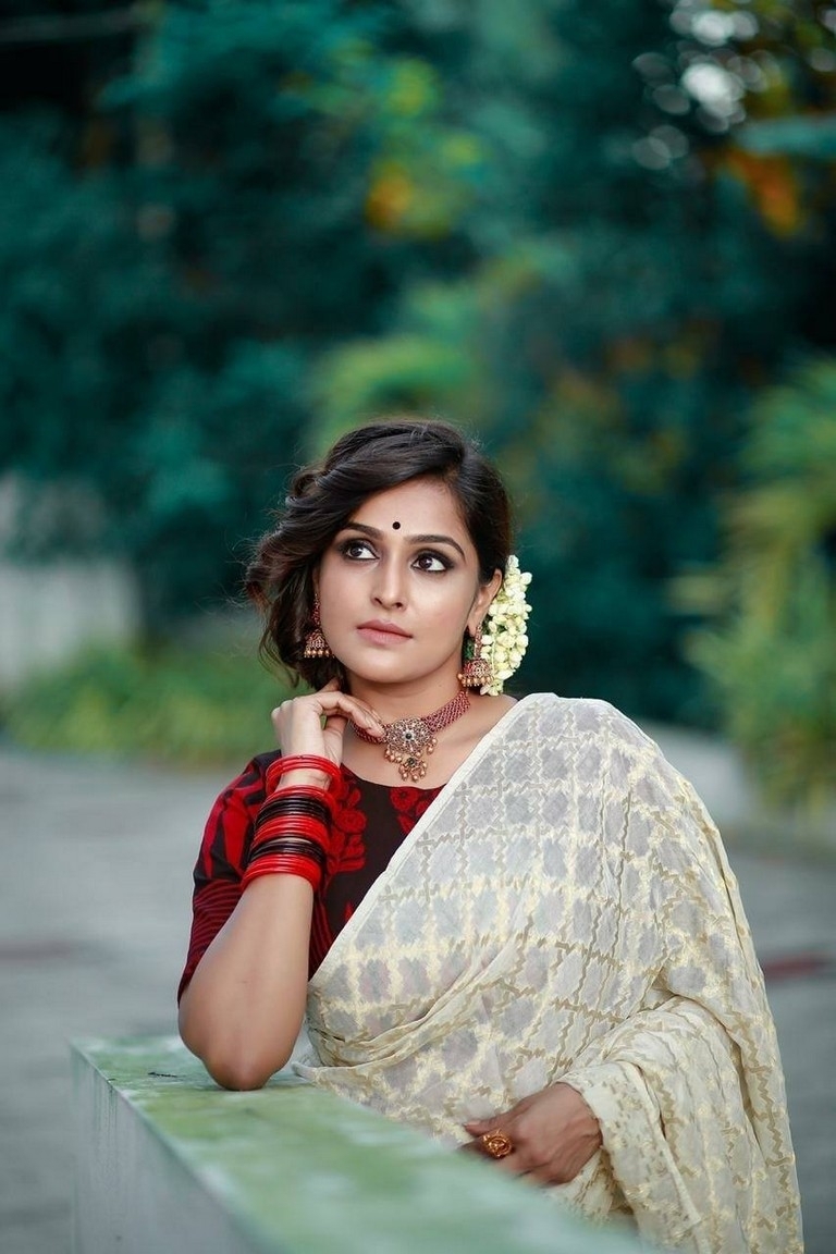 Remya Nambeesan Photos - 2 / 4 photos