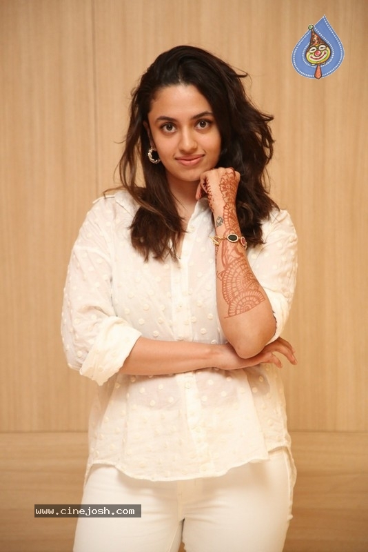 Malavika Nair Pics - 5 / 15 photos