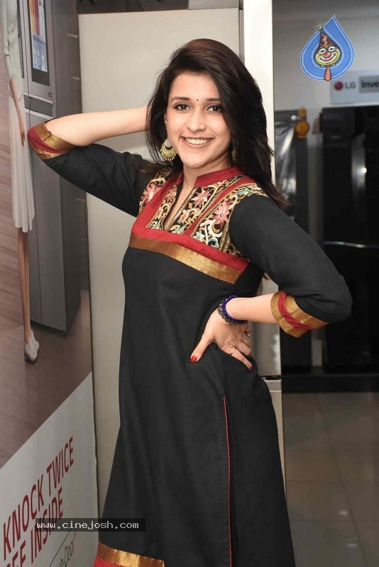 Mannara Chopra Photos - 2 / 20 photos