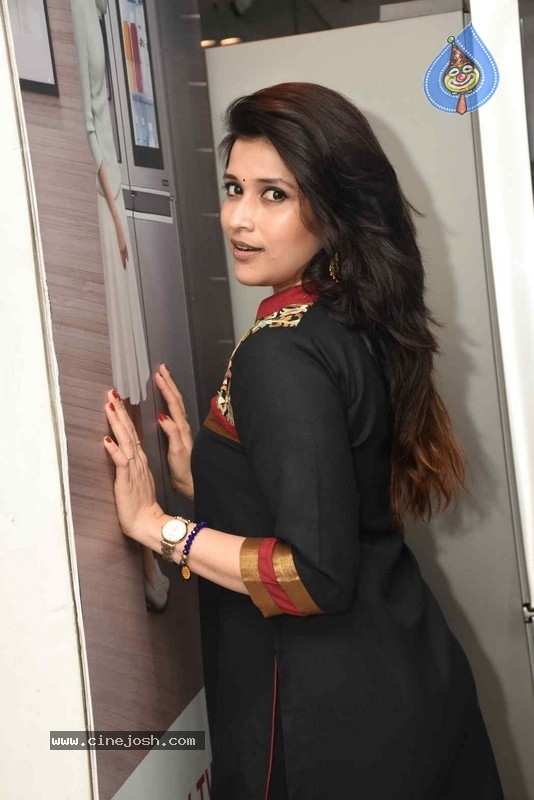 Mannara Chopra Photos - 4 / 20 photos