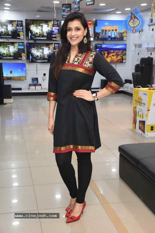 Mannara Chopra Photos - 7 / 20 photos