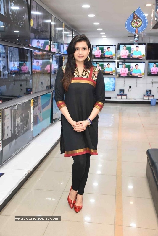 Mannara Chopra Photos - 11 / 20 photos